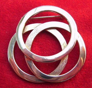 Rings brooch